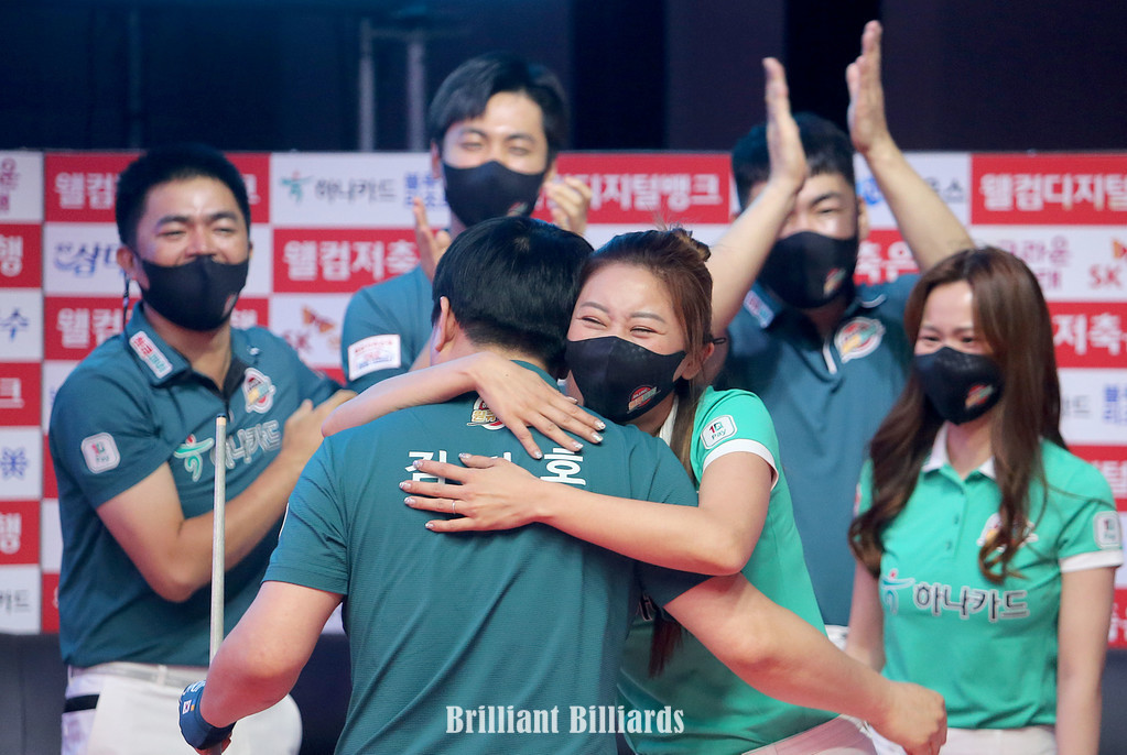 AC9J6098 하나 환호 승리 김병호 김가영 포옹.jpg